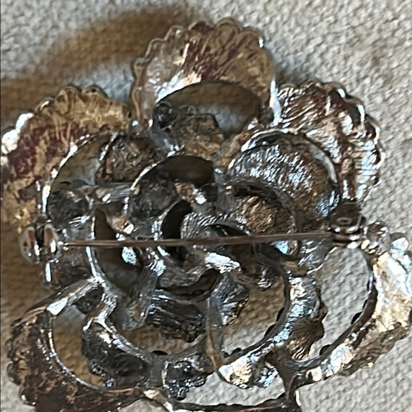 Elegant Black and Silver Floral Brooch - Picture 4 of 4